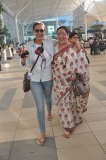 Sonakshi Sinha, Poonam Sinha snapped at airport on 27th Feb 2012 (21).JPG